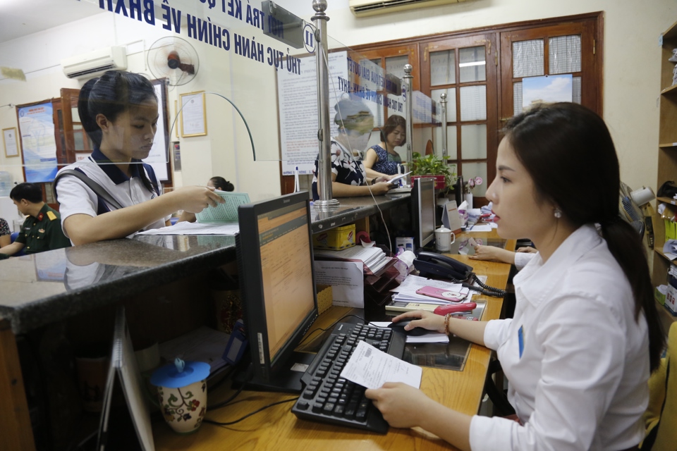 L&agrave;m thủ tục h&agrave;nh ch&iacute;nh tại Bảo hiểm x&atilde; hội H&agrave; Nội. Ảnh: Hải Linh