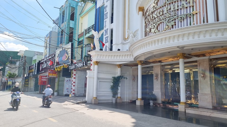 Đường Trần Quang Diệu - Một trong những tuyến đường c&oacute; nhiều cơ sở karaoke tại Quảng Ng&atilde;i.