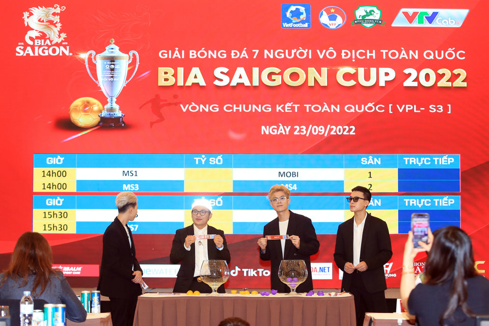 Ban Tổ chức bốc thăm 4 cặp đấu tại&nbsp;v&ograve;ng chung kết giải b&oacute;ng đ&aacute; 7 người v&ocirc; địch to&agrave;n quốc - Bia Saigon Cup 2022 (VPL-S3).