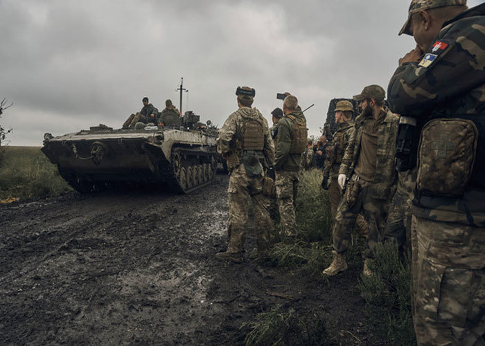 Xe tăng của Ukraine trong một đợt phản c&ocirc;ng ở tỉnh Kharkiv h&ocirc;m 12/9. Ảnh: AP