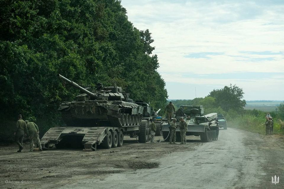 C&aacute;c qu&acirc;n nh&acirc;n Ukraine chuẩn bị vận chuyển một chiếc xe tăng Nga bị bắt trong một chiến dịch phản c&ocirc;ng, trong bối cảnh Nga tấn c&ocirc;ng Ukraine, ở v&ugrave;ng Kharkiv, Ukraine. Ảnh: Reuters