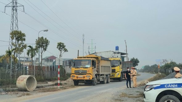 Lực lượng CSGT, Trật tự - C&ocirc;ng an huyện Ph&uacute; Xuy&ecirc;n xử l&yacute; xe qu&aacute; khổ, qu&aacute; tải, cơi nới th&agrave;nh th&ugrave;ng tr&ecirc;n đường gom cao tốc Ph&aacute;p V&acirc;n - Cầu Giẽ.&nbsp;