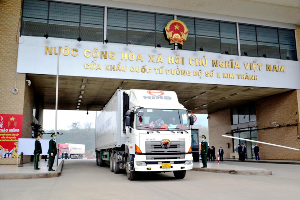 Thông quan hàng xuất khẩu qua cửa khẩu Kim Thành (Lào Cai). Ảnh: Quốc Hồng