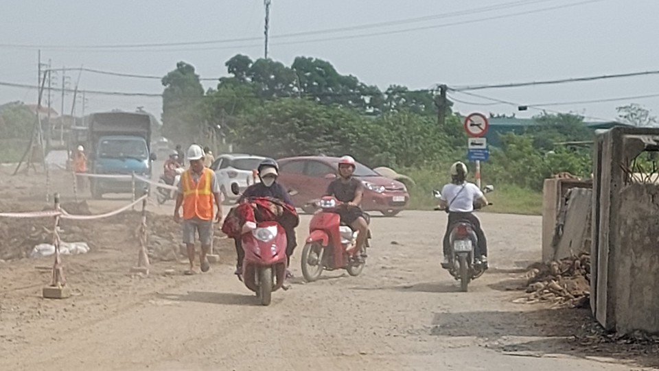 Đường Sơn Đồng - Song Phương thi c&ocirc;ng chậm, ảnh hưởng đến việc đi lại của người d&acirc;n.