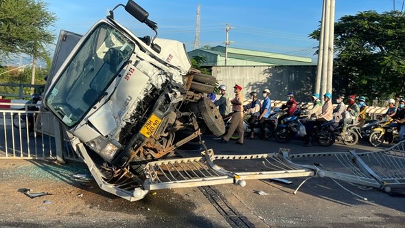 Tai nạn giao thông hôm nay (13/9): Ba người chết khi xe tải vào cao tốc - Ảnh 2