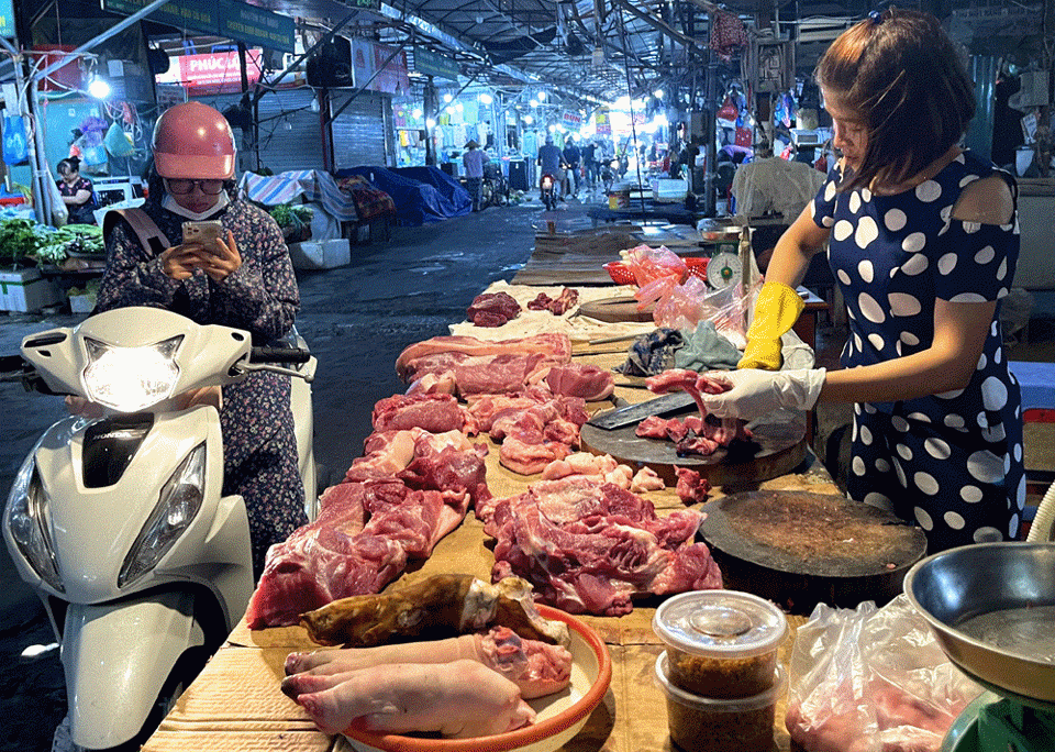 Gi&aacute; thịt lợn tại chợ Ph&ugrave;ng Khoang đ&atilde; giảm gần 10%.