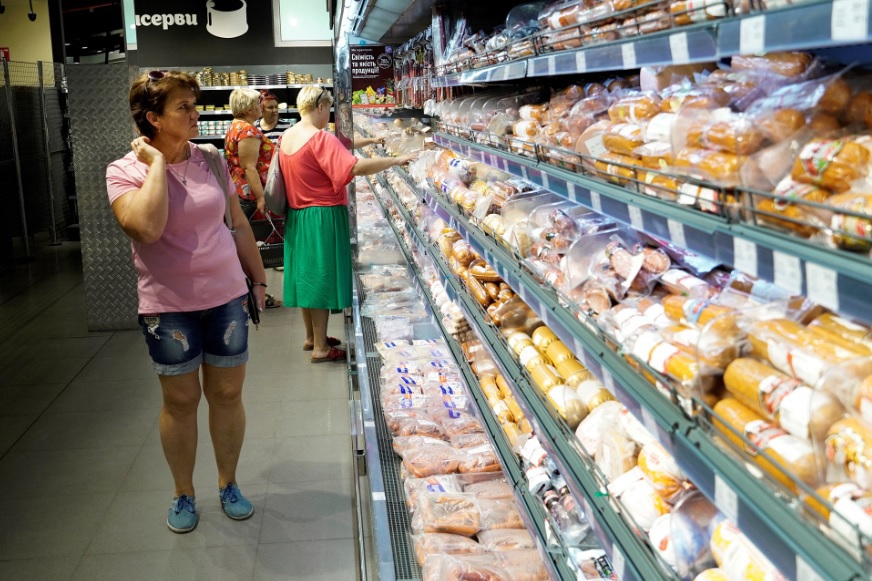 Người d&acirc;n mua h&agrave;ng tạp h&oacute;a tại si&ecirc;u thị ở Melitopol thuộc v&ugrave;ng Zaporizhzhia. Ảnh: AFP