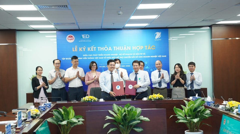 Lễ ký kết giữa Cục Pháttriển doanh nghiệp (Bộ Kế hoạch và Đầu tư) vàTập đoàn Bưu chính Viễn thôngViệtNam (VNPT). Ảnh: QuỳnhHương