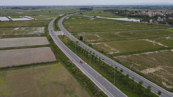  Dự án đầu tư xây dựng đường trục phía Nam tỉnh Hà Tây cũ cũng thực hiện theo hình thức BT, hiện đã hoàn thành 19km, đưa vào sử dụng. Khoảng 20km còn lại chưa thể thi công.