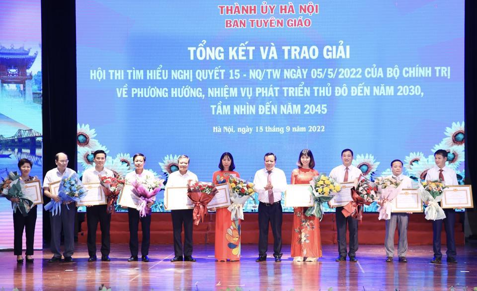 Phó Bí thư Thành ủy Nguyễn Văn Phong trao Bằng khen cho các tập thể có thành tích xuất sắc.