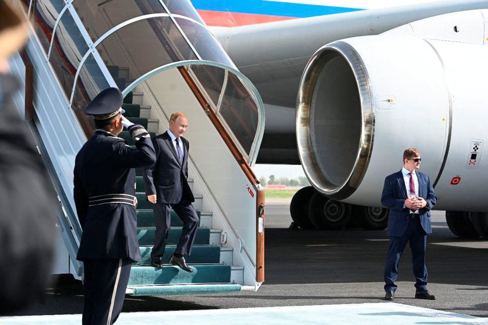 Tổng thống Nga Vladimir Putin hạ c&aacute;nh xuống Uzerbekistan để tham dự hội nghị thượng đỉnh của Tổ chức Hợp t&aacute;c Thượng Hải (SCO) ở Samarkand ng&agrave;y 15/9/2022. Ảnh: Reuters