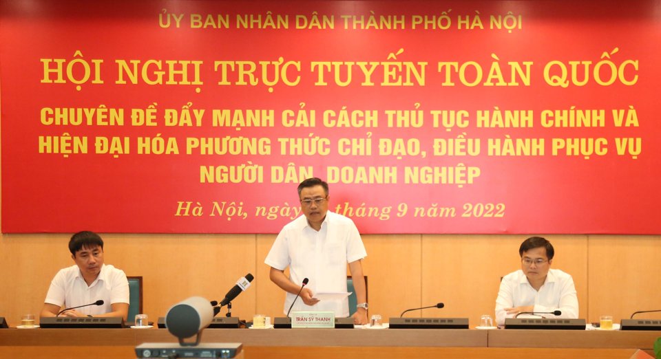 Chủ tịch UBND TP H&agrave; Nội Trần Sỹ Thanh ph&aacute;t biểu tại hội nghị.