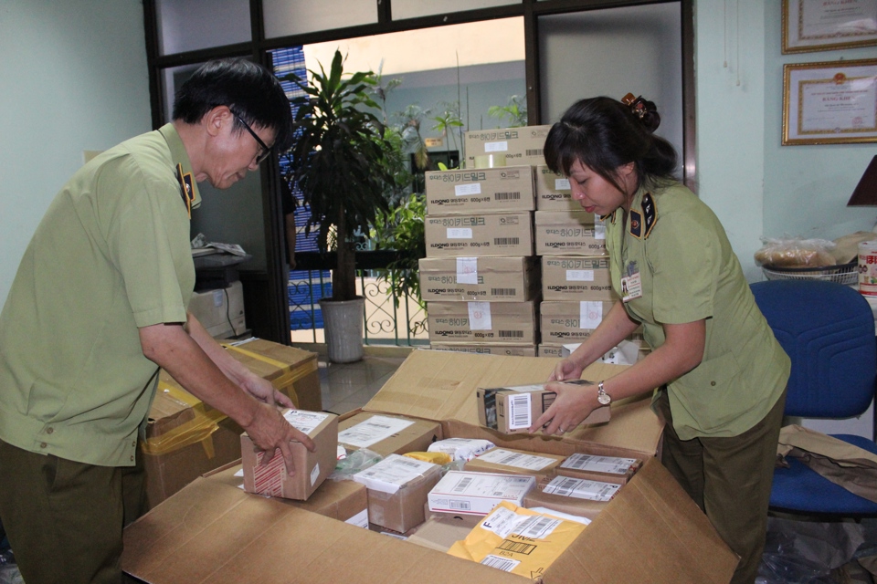 Lực lượng quản lý thị trường kiểm tra, thu giữ thực phẩm chức năng không rõ nguồn gốc tại một cửa hàng trên đường Phạm Hùng, Hà Nội. Ảnh: Chiến Công