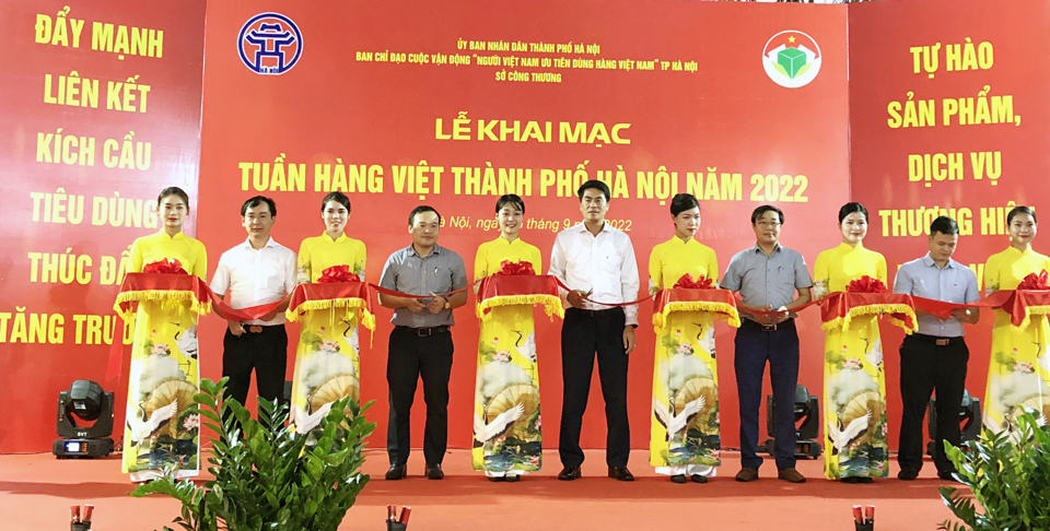 C&aacute;c đại biểu cắt băng khai mạc Tuần h&agrave;ng Việt TP H&agrave; Nội năm 2022