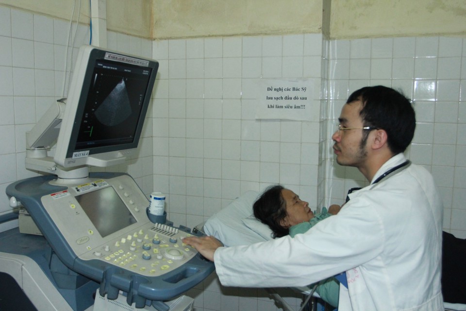 Khám và điều trị cho bệnh nhân tại Bệnh viện Tim Hà Nội. Ảnh: Công Hùng