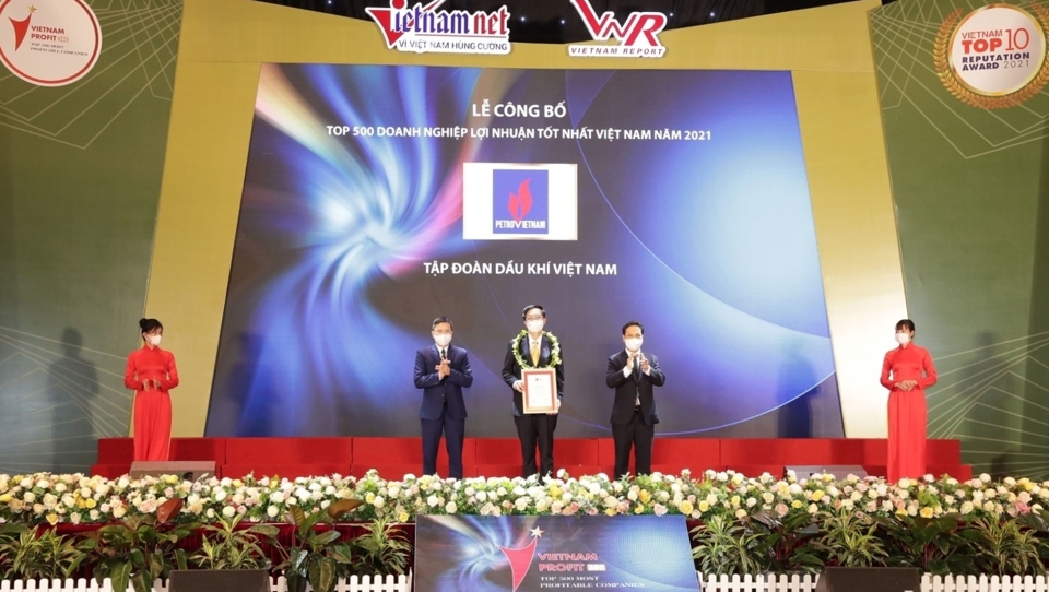 Đại diện Petrovietnam nhận vinh danh Top 500 Doanh nghiệp lợi nhuận tốt nhất Việt Nam.