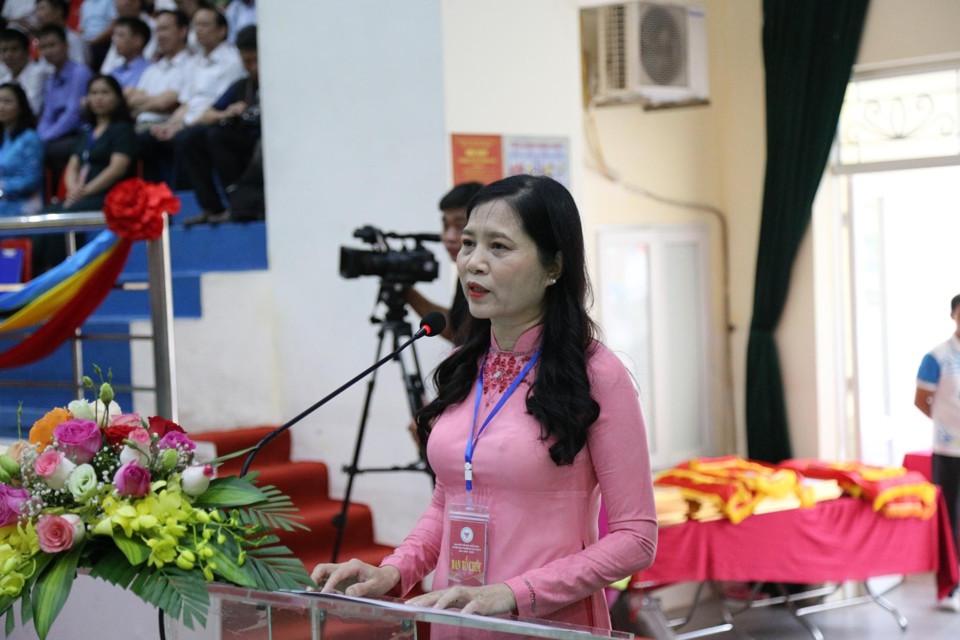 Ph&oacute; Chủ tịch UBND huyện Đan Phượng Đ&agrave;o Thị Hồng ph&aacute;t biểu khai mạc.