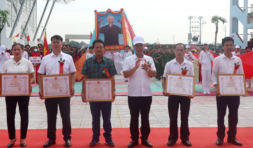 Chủ tịch UBND huyện Mỹ Đức Đặng Văn Triều khen thưởng c&aacute;c đơn vị tham gia đại hội.&nbsp;