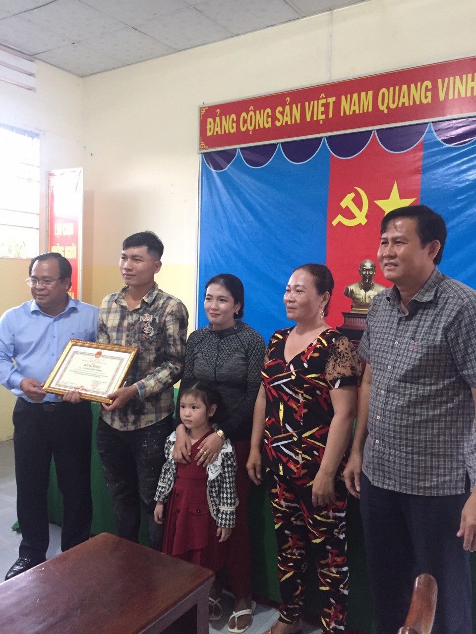 PCT UBND tỉnh Nguyễn Minh Lu&acirc;n đang trao bằng khen của CT UBND tỉnh C&agrave; Mau cho anh Nguyễn Hiền Phong.
