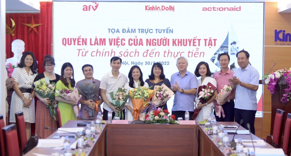 Ban tổ chức v&agrave; c&aacute;c diễn giả tham gia tọa đ&agrave;m&nbsp;&ldquo;Quyền l&agrave;m việc của người khuyết tật &ndash; Từ ch&iacute;nh s&aacute;ch đến thực tiễn&rdquo;. Ảnh: Ngọc T&uacute;.