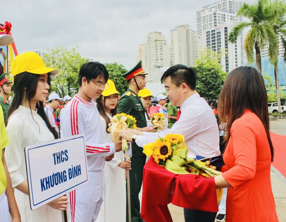 Chủ tịch UBND quận Thanh Xu&acirc;n V&otilde; Đăng Dũng tặng hoa ch&uacute;c mừng vận động vi&ecirc;n c&aacute;c đơn vị