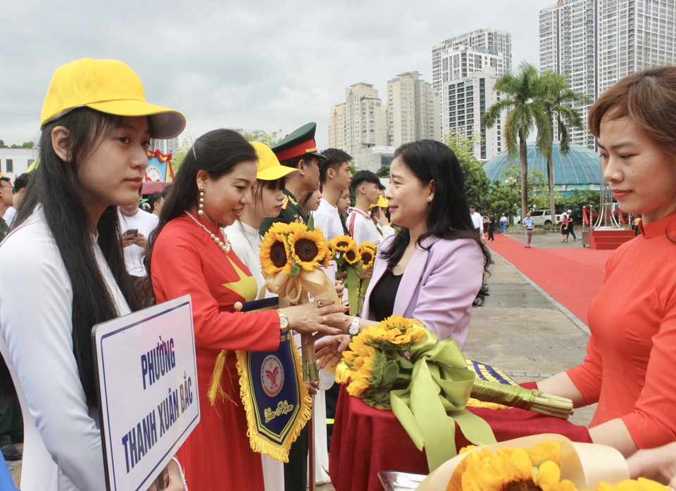 Ph&oacute; Chủ tịch HĐND quận Thanh Xu&acirc;n Trần Thị Thu H&agrave;&nbsp;tặng hoa ch&uacute;c mừng vận động vi&ecirc;n c&aacute;c đơn vị