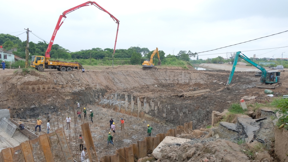 Ghi nhận của ph&oacute;ng vi&ecirc;n tr&ecirc;n đại c&ocirc;ng trường, h&agrave;ng trăm nh&acirc;n c&ocirc;ng c&ugrave;ng hệ thống m&aacute;y m&oacute;c, trang thiết bị được nh&agrave; thầu huy động tối đa, ph&acirc;n ca l&agrave;m việc từ 5 giờ s&aacute;ng (kể cả ng&agrave;y cuối tuần), để gấp r&uacute;t thi c&ocirc;ng c&aacute;c hạng mục thuộc dự &aacute;n.