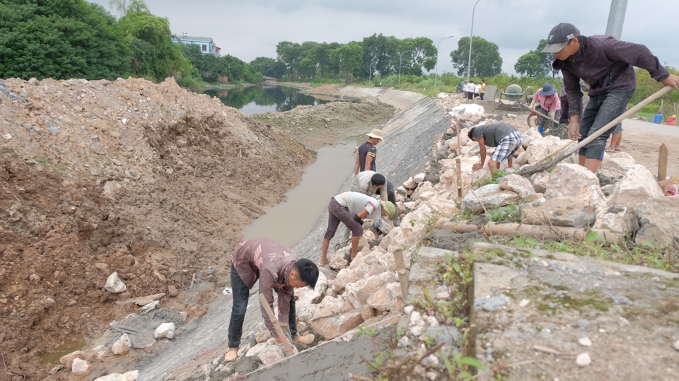 Dự &aacute;n sẽ thực hiện nạo v&eacute;t, cải tạo l&ograve;ng s&ocirc;ng; gia cố bờ s&ocirc;ng Cầu B&acirc;y tại c&aacute;c đoạn qua khu d&acirc;n cư; cứng h&oacute;a một số đoạn đường hai b&ecirc;n bờ s&ocirc;ng phục vụ c&ocirc;ng t&aacute;c quản l&yacute; kết hợp giao th&ocirc;ng v&agrave;o c&aacute;c cụm d&acirc;n cư. Ngo&agrave;i ra, 23 cống tưới, ti&ecirc;u thủy lợi dọc hai b&ecirc;n bờ s&ocirc;ng đ&atilde; xuống cấp, hư hỏng cũng sẽ được n&acirc;ng cấp&hellip;