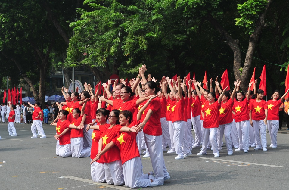 C&aacute;c m&agrave;n đồng diễn được d&agrave;n dựng c&ocirc;ng phu, ấn tượng, nhận được nhiều sự cổ vũ ủng hộ của người d&acirc;n tại Lễ khai mạc