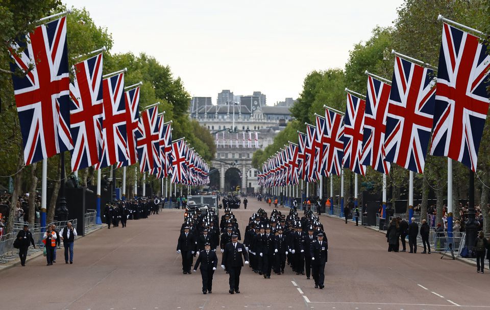 Nh&oacute;m diễu h&agrave;nh ngay trước thềm lễ tang Nữ ho&agrave;ng Elizabeth II tại London, Anh, ng&agrave;y 19/9/2022. Ảnh: Reuters