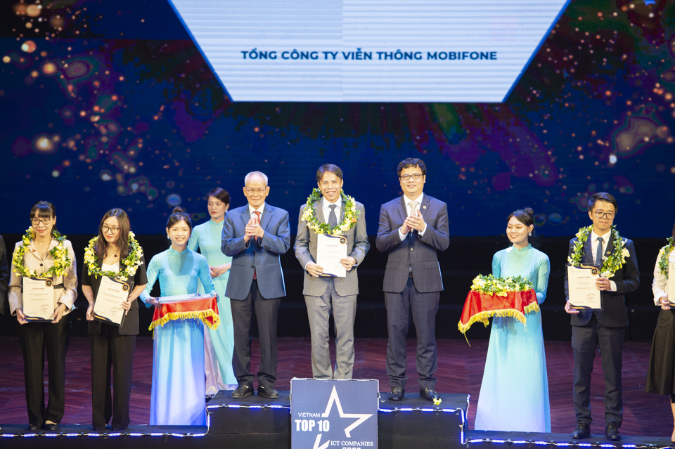 MobiFone nhận “mưa giải thưởng” tại Lễ vinh danh Top 10 Doanh nghiệp CNTT Việt Nam - Ảnh 1
