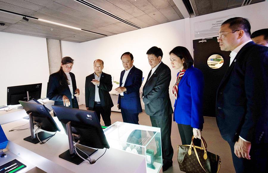 Chủ tịch HĐND TP Hà Nội Nguyễn Ngọc Tuấn và các đại biểu thăm Trung tâm đổi mới sáng tạo Peres.