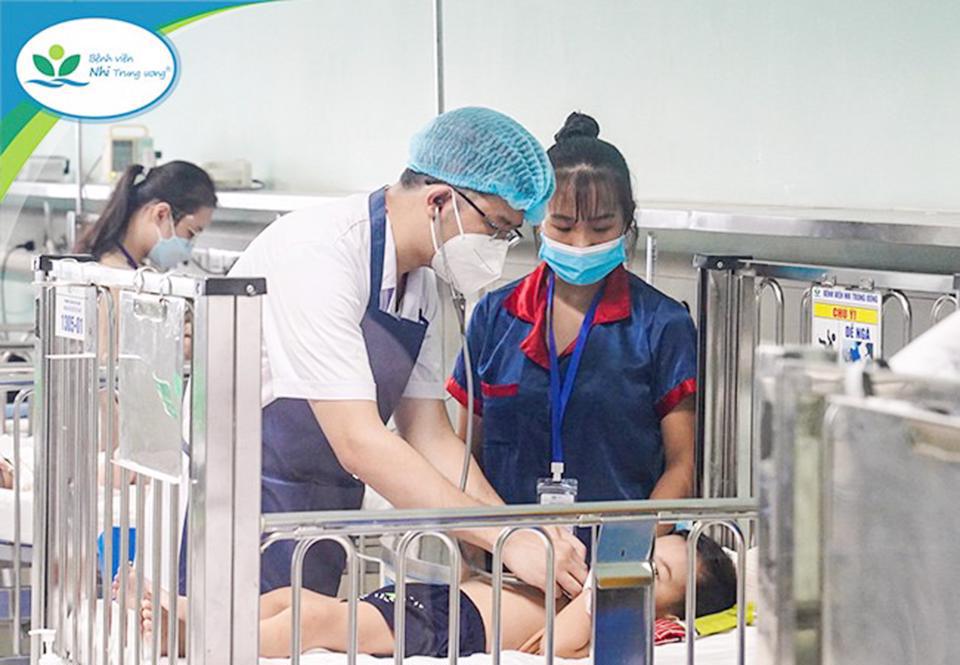 Bệnh nhi nhiễm Adenovirus đang được điều trị tại Trung t&acirc;m H&ocirc; hấp, Bệnh viện Nhi Trung ương.