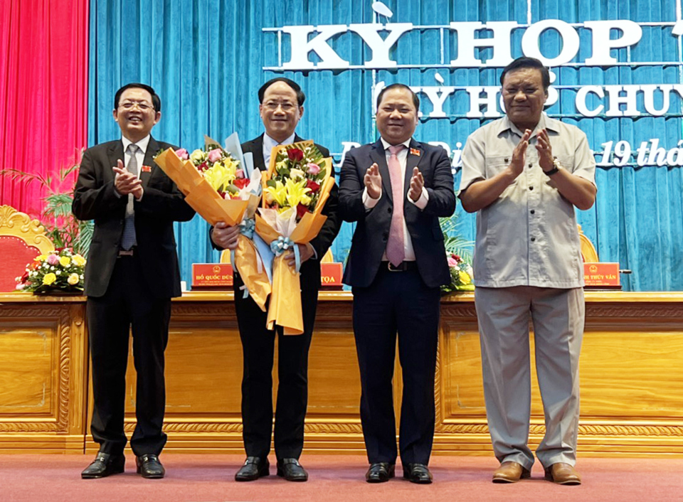 L&atilde;nh đạo Tỉnh ủy, HĐND tỉnh B&igrave;nh Định tặng hoa ch&uacute;c mừng &ocirc;ng Phạm Anh Tuấn. Ảnh: T.D