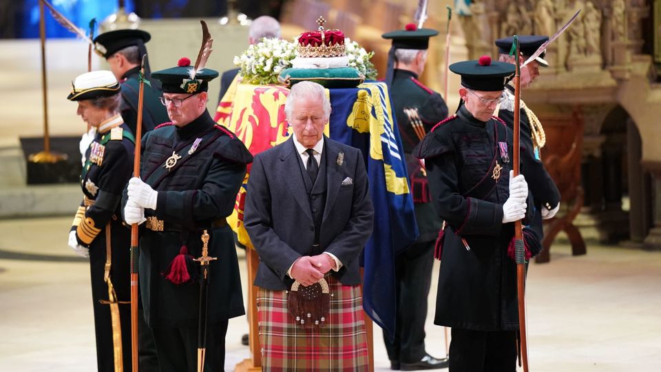Vua Charles III c&ugrave;ng c&aacute;c em tại lễ mặc niệm b&ecirc;n linh cữu Nữ ho&agrave;ng Elizabeth II ng&agrave;y 16/9. Ảnh: Skynews