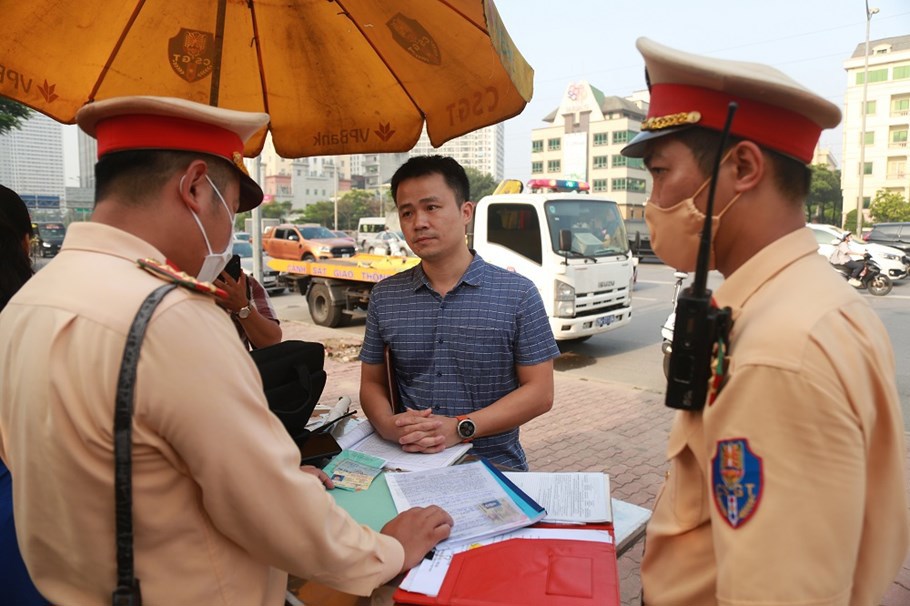 Nhiều t&agrave;i xế ph&acirc;n trần, do qu&aacute; vội n&ecirc;n đ&atilde; vi phạm Luật Giao Th&ocirc;ng.