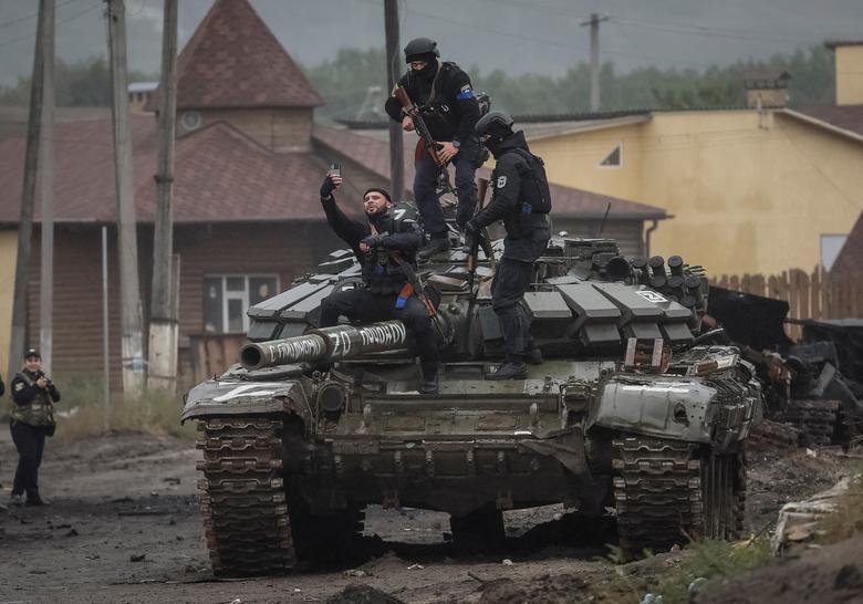 Binh sĩ Ukraine trên một chiếc xe tăng chiến lợi phẩm từ quân đội Nga gần TP Izium, tỉnh Kharkiv. Ảnh: Reuters