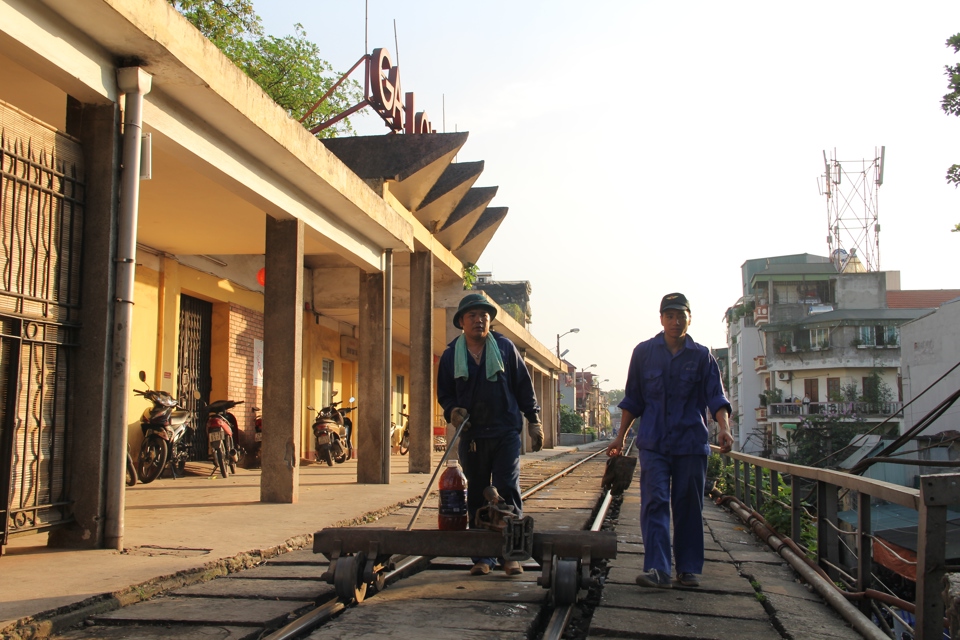 Công nhân bảo trì đường sắt tại ga Long Biên, Hà Nội. Ảnh: Phạm Hùng