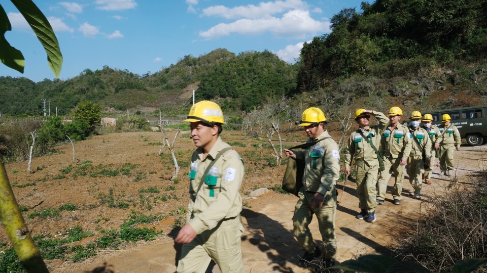 C&ocirc;ng nh&acirc;n truyền tải điện Mộc Ch&acirc;u tr&ecirc;n đường l&ecirc;n chốt kiểm tra đảm bảo điện. Ảnh: Khắc Ki&ecirc;n