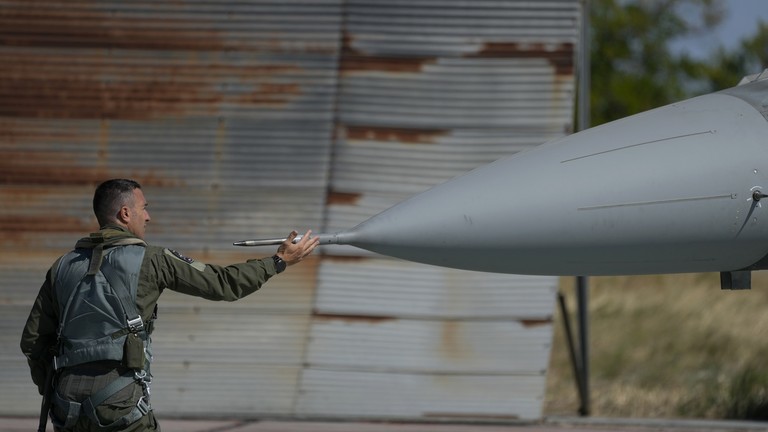 Theo Tướng James Hecker của Lực lượng Kh&ocirc;ng qu&acirc;n Mỹ, Ukraine sẽ chưa thể nhận m&aacute;y bay F-16 trong tương lai gần. Ảnh: AP