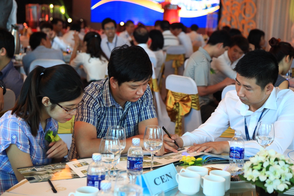 Nhà đầu tư tham khảo thông tin dự án bất động sản trong một buổi mở bán trên sàn giao dịch tại Hà Nội. Ảnh: Phạm Hùng