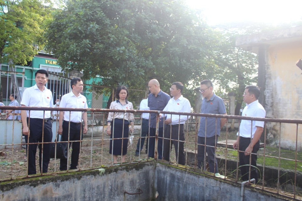 Phó Chủ tịch HĐNDTP Phạm Quí Tiên cùng đoàn giám sát kiểm tra hệ thống xử lý nước thải tại Cụm công nghiệp làng nghề Tân Triều. Ảnh: Nam Bắc