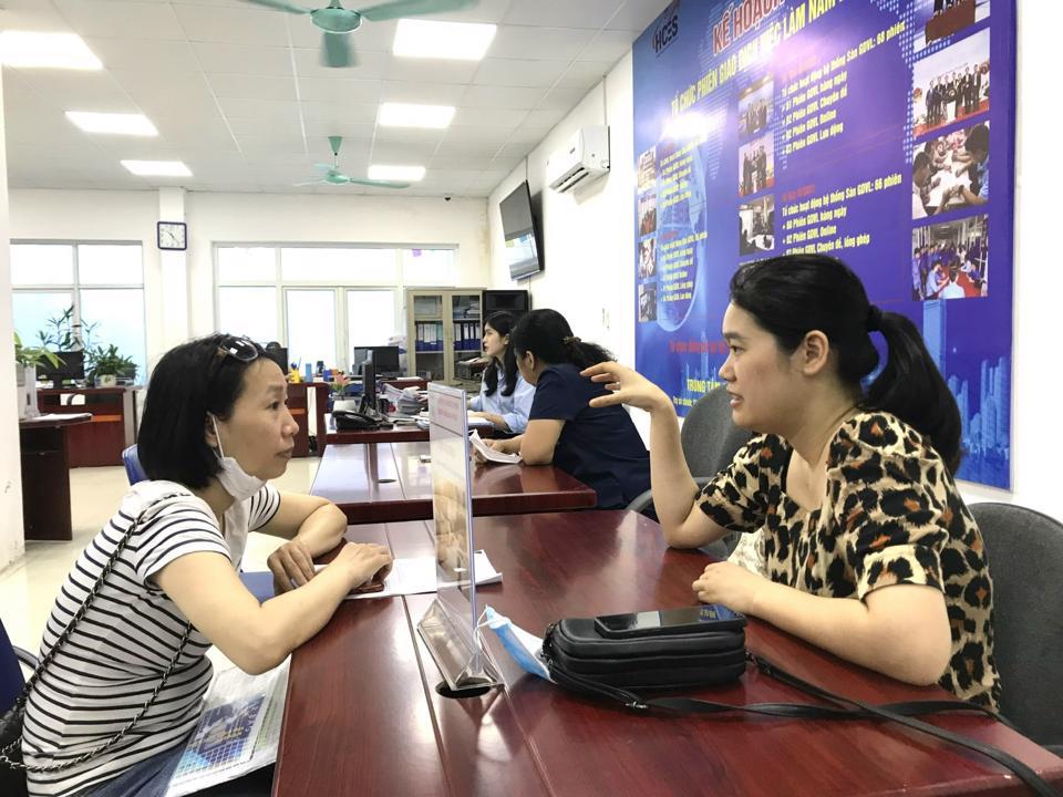 Tại Sàn Giao dịch việc làm Hà Nội, người lao động Nguyễn Thị Hằng ứng tuyển phỏng vấn và đã được nhận vào làm việc. Ảnh: Trần Oanh