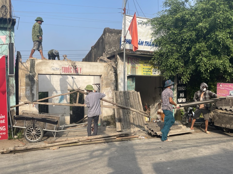 C&aacute;n bộ x&atilde; Ph&uacute; T&uacute;c tham gia hỗ trợ c&aacute;c hộ th&aacute;o dỡ c&ocirc;ng tr&igrave;nh vi phạm tr&ecirc;n c&ocirc;ng tr&igrave;nh thủy lợi trục đường li&ecirc;n x&atilde; Ph&uacute; T&uacute;c - Ho&agrave;ng Long &nbsp;