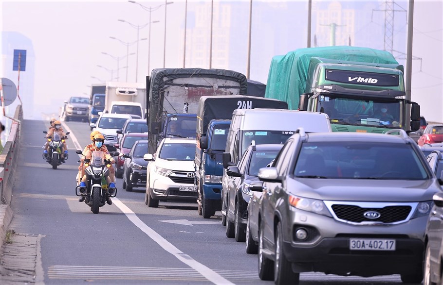 Nhằm&nbsp;tăng cường thực hiện c&aacute;c giải ph&aacute;p đảm bảo trật tự an to&agrave;n giao th&ocirc;ng, ph&ograve;ng ngừa, giải quyết &ugrave;n tắc giao th&ocirc;ng tr&ecirc;n tuyến cầu Thanh Tr&igrave; &ndash; V&agrave;nh đai 3 từ ng&agrave;y h&ocirc;m nay (20/9), lực lượng thuộc Cục CSGT v&agrave; Ph&ograve;ng CSGT (C&ocirc;ng an TP H&agrave; Nội) sẽ tăng cường tuần tra kiểm so&aacute;t lưu động tr&ecirc;n tuyến cầu Thanh Tr&igrave; &ndash; V&agrave;nh đai 3.&nbsp;