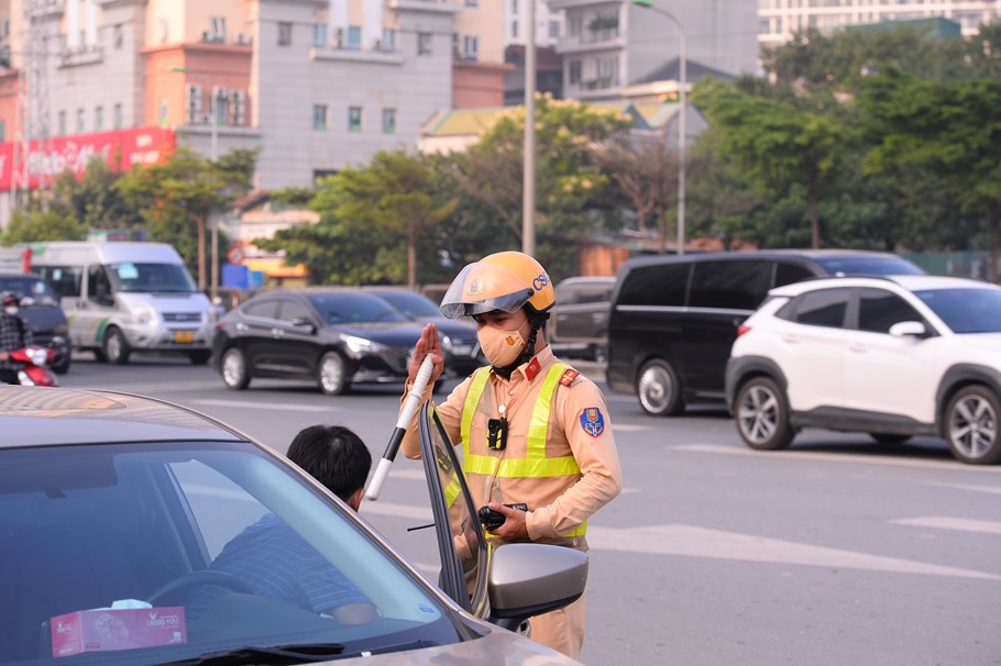 Lực lượng CSGT sẽ sử dụng thiết bị nghiệp vụ quay phim, ghi h&igrave;nh c&aacute;c loại phương tiện giao th&ocirc;ng cơ giới đường bộ vi phạm c&aacute;c h&agrave;nh vi l&agrave; nguy&ecirc;n nh&acirc;n ch&iacute;nh g&acirc;y &ugrave;n tắc giao th&ocirc;ng như: Dừng, đỗ, đ&oacute;n, trả kh&aacute;ch kh&ocirc;ng đ&uacute;ng nơi quy định, điều khiển phương tiện v&agrave;o l&agrave;n khẩn cấp, kh&ocirc;ng nhường đường cho xe xin vượt khi c&oacute; đủ điều kiện an to&agrave;n&hellip; để l&agrave;m căn cứ xử l&yacute; vi phạm.&nbsp;&nbsp;