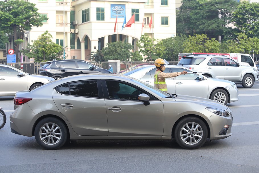 Đại &uacute;y Đinh Văn Đạt &ndash; C&aacute;n bộ đội CSGT số 7 (C&ocirc;ng an TP H&agrave; Nội) cho biết: &ldquo;Ch&uacute;ng t&ocirc;i l&agrave;m nhiệm vụ hướng dẫn giao th&ocirc;ng v&agrave; phối hợp ưu ti&ecirc;n cho tuyến đường V&agrave;nh đai 3 tr&ecirc;n cao. Trong buổi s&aacute;ng, lượng phương tiện thường đ&ocirc;ng từ hướng Nguyễn Xiển đi Phạm H&ugrave;ng. Buổi chiều, ch&uacute;ng t&ocirc;i sẽ tập trung hướng dẫn, ph&acirc;n luồng giao th&ocirc;ng ưu ti&ecirc;n cho c&aacute;c phương tiện chiều từ Phạm H&ugrave;ng đi về hướng Nguyễn Xiển để giảm &ugrave;n ứ tr&ecirc;n tuyến v&agrave;nh đai tr&ecirc;n cao&rdquo;.