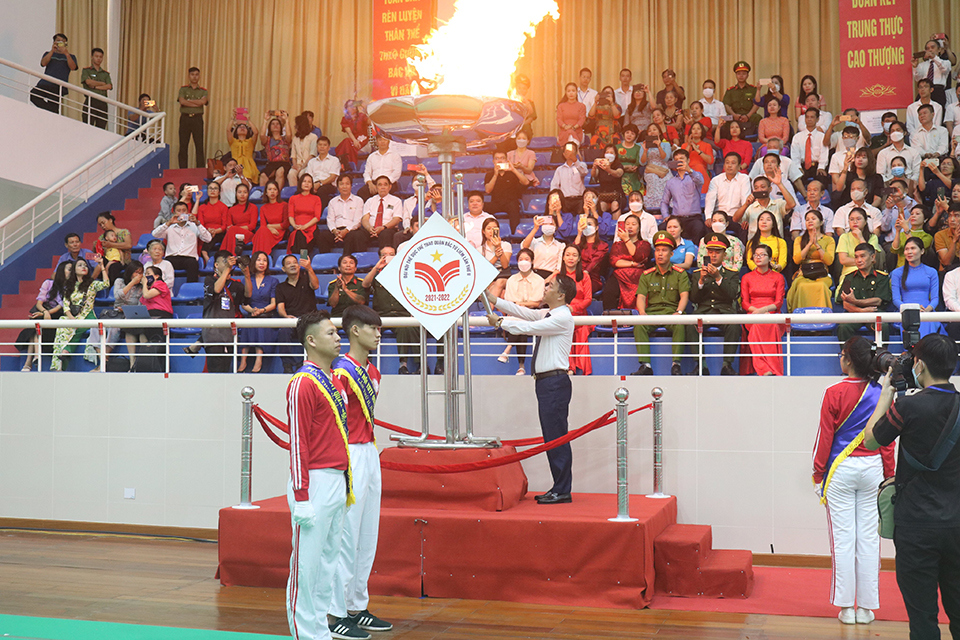 Chủ tịch UBND quận Bắc Từ Li&ecirc;m Lưu Ngọc H&agrave; ch&acirc;m lửa, đốt đuốc tại lễ khai mạc Đại hội.
