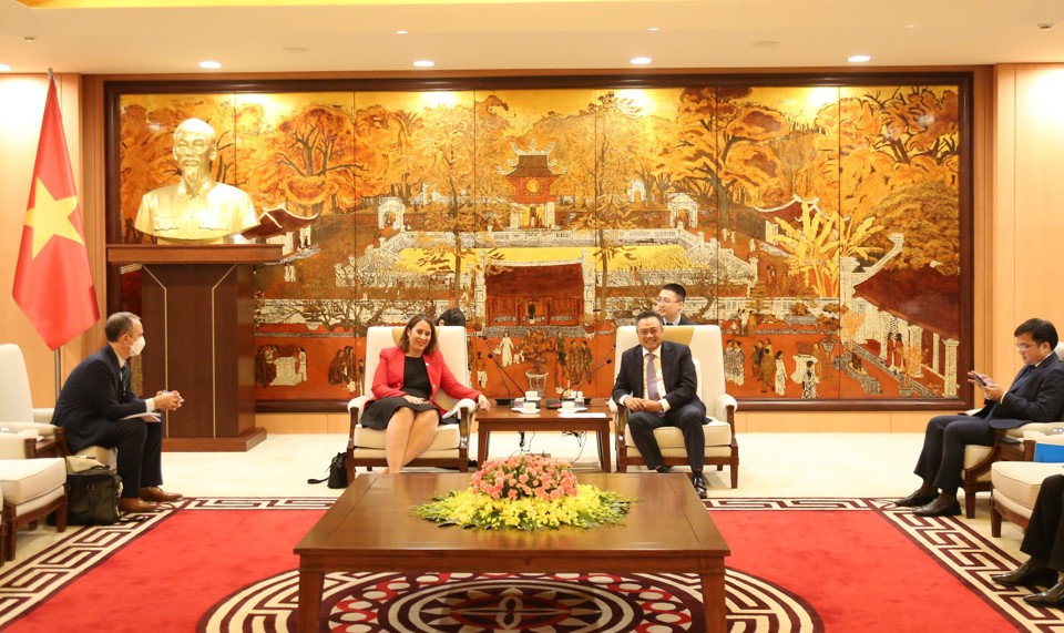 Chủ tịch UBND TP H&agrave; Nội Trần Sỹ Thanh tiếp b&agrave; Tredene Dobson &ndash; Đại sứ New Zealand tại Việt Nam.