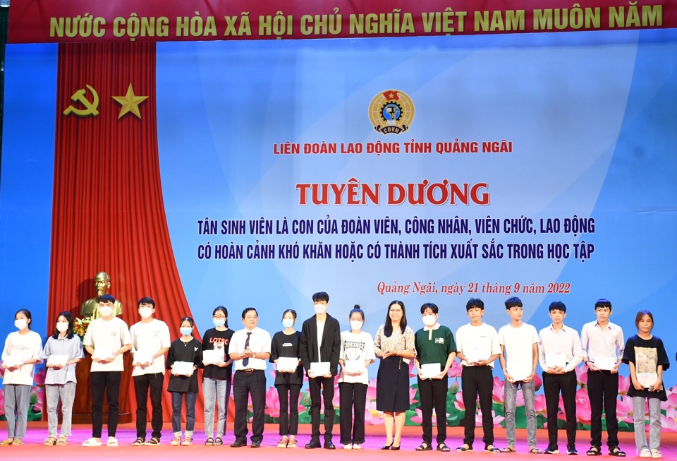 C&aacute;c t&acirc;n sinh vi&ecirc;n được biểu dương, khen thưởng.